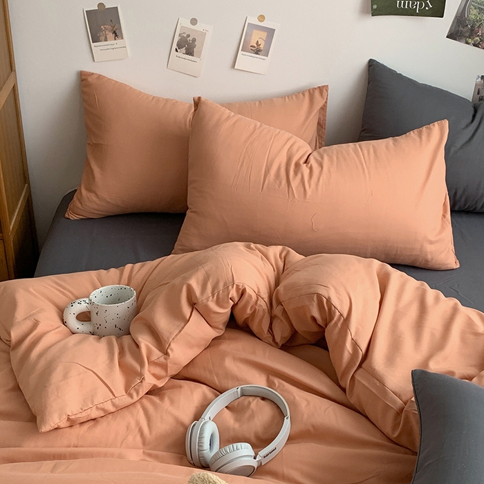 91家纺网 家纺一手货源 找家纺 优迈 2024新款ins风小红书同款纯色双拼水洗棉四件套亲肤加厚磨毛四件套混搭系列-单被套单床单单枕套单床笠 棚拍图 落日橘灰