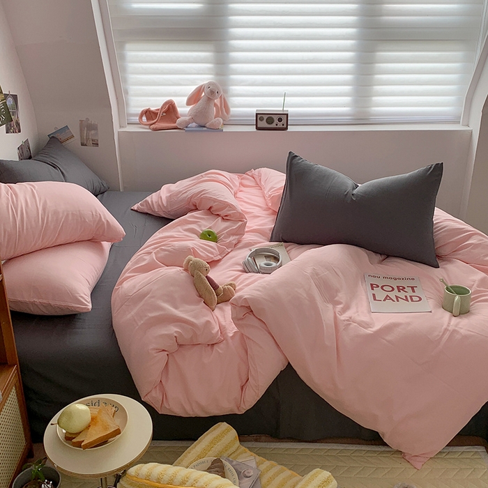 91家纺网 家纺一手货源 找家纺 优迈 2024新款ins风小红书同款纯色双拼水洗棉四件套亲肤加厚磨毛四件套混搭系列-单被套单床单单枕套单床笠 棚拍图 格雷粉灰