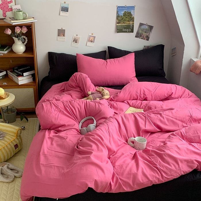 91家纺网 家纺一手货源 找家纺 优迈 2024新款ins风小红书同款纯色双拼水洗棉四件套亲肤加厚磨毛四件套混搭系列-单被套单床单单枕套单床笠 棚拍图 树莓粉黑