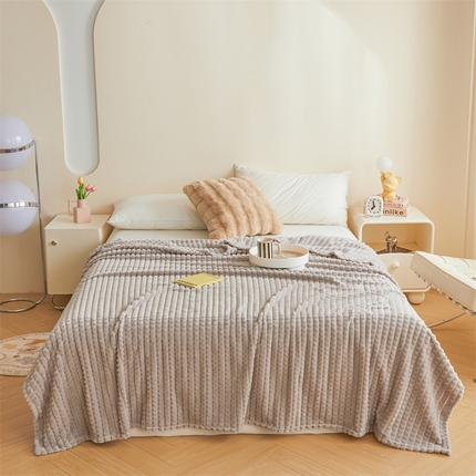 予梦家纺 2024新款加厚纯色宽抽条剪花仿兔毛绒牛奶绒法兰绒盖毯（可供跨境） 浅灰格
