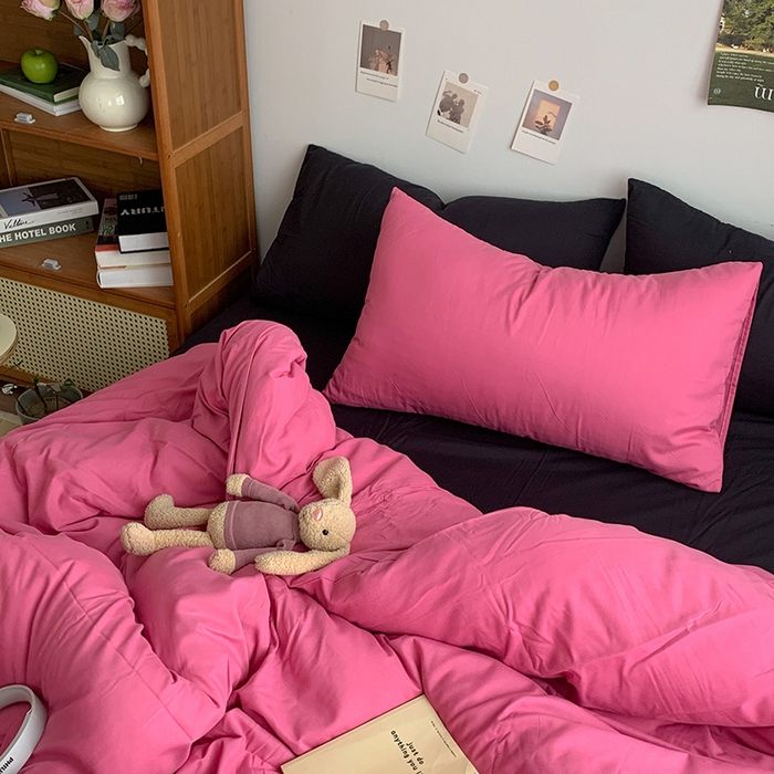 91家纺网 家纺一手货源 找家纺 优迈 2024新款ins风小红书同款纯色双拼水洗棉四件套亲肤加厚磨毛四件套混搭系列-单被套单床单单枕套单床笠 棚拍图 树莓粉黑