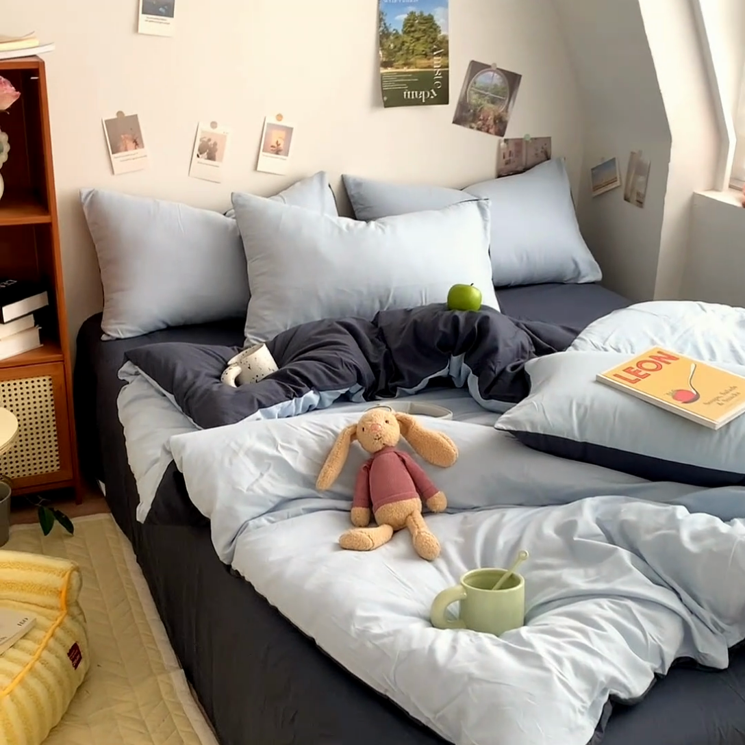 91家纺网 家纺一手货源 找家纺 优迈 2024新款ins风小红书同款纯色双拼水洗棉四件套亲肤加厚磨毛四件套混搭系列-单被套单床单单枕套单床笠 棚拍图 海蓝灰