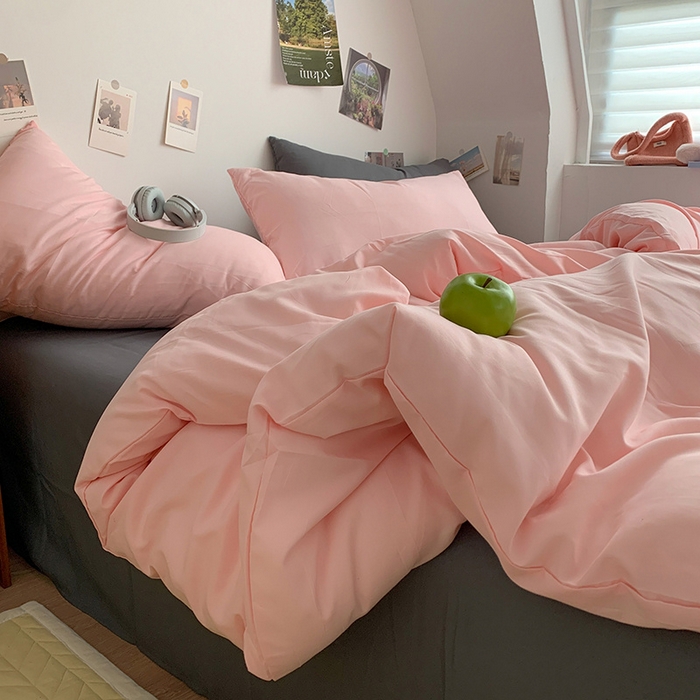 91家纺网 家纺一手货源 找家纺 优迈 2024新款ins风小红书同款纯色双拼水洗棉四件套亲肤加厚磨毛四件套混搭系列-单被套单床单单枕套单床笠 棚拍图 格雷粉灰