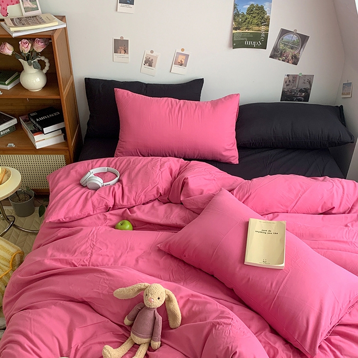 91家纺网 家纺一手货源 找家纺 优迈 2024新款ins风小红书同款纯色双拼水洗棉四件套亲肤加厚磨毛四件套混搭系列-单被套单床单单枕套单床笠 棚拍图 树莓粉黑