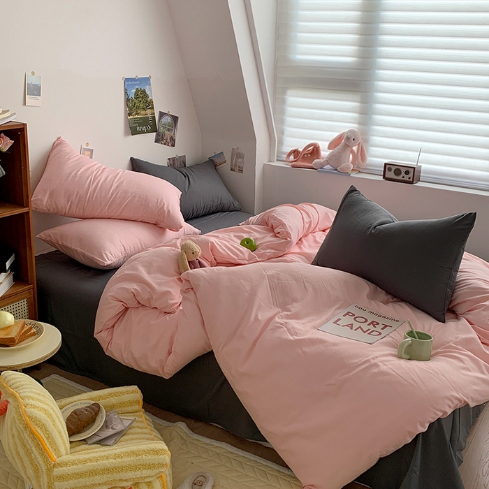 91家纺网 家纺一手货源 找家纺 优迈 2024新款ins风小红书同款纯色双拼水洗棉四件套亲肤加厚磨毛四件套混搭系列-单被套单床单单枕套单床笠 棚拍图 格雷粉灰