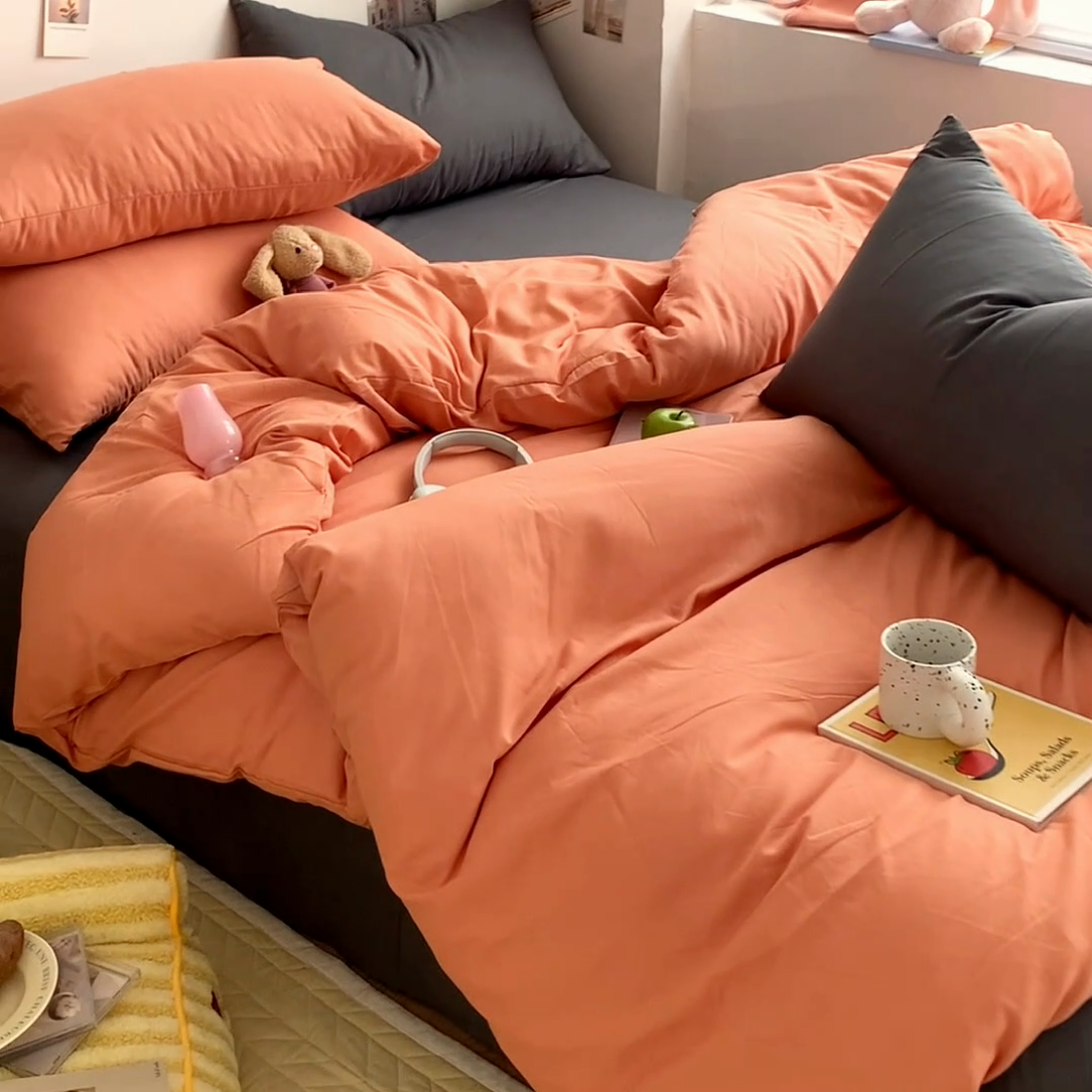 91家纺网 家纺一手货源 找家纺 优迈 2024新款ins风小红书同款纯色双拼水洗棉四件套亲肤加厚磨毛四件套混搭系列-单被套单床单单枕套单床笠 棚拍图 落日橘灰