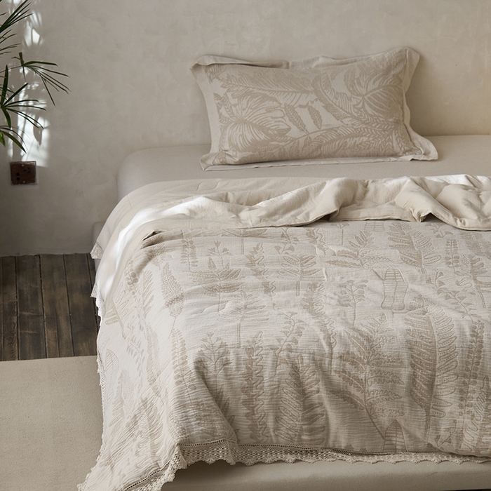 91家纺网 家纺一手货源 找家纺 2024新款亚麻大提花全新系列多功能夏被 铃兰颂-米白色花边款