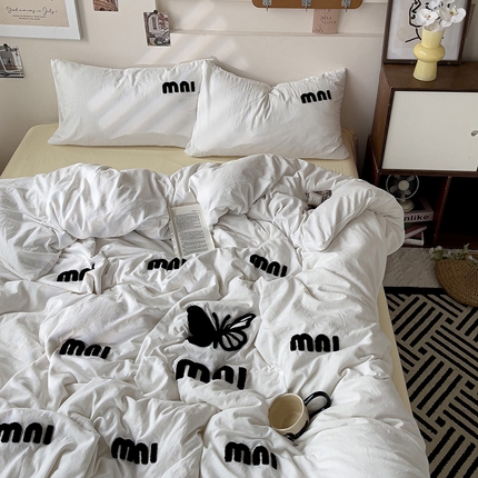 91家纺网 家纺一手货源 找家纺 水墨江南 2024新款超柔水洗棉毛巾绣四件套-字母蝴蝶 字母蝴蝶-奶黄黑