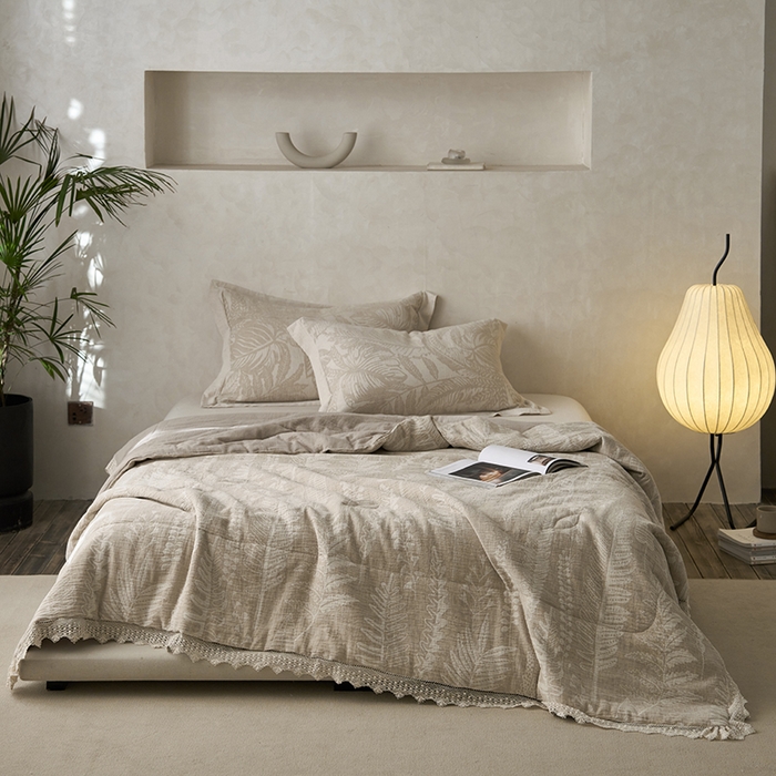 91家纺网 家纺一手货源 找家纺 2024新款亚麻大提花全新系列多功能夏被 铃兰颂-原麻色花边款