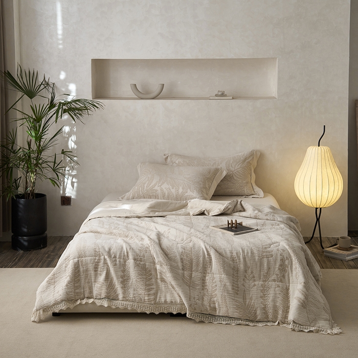 91家纺网 家纺一手货源 找家纺 2024新款亚麻大提花全新系列多功能夏被 铃兰颂-米白色花边款