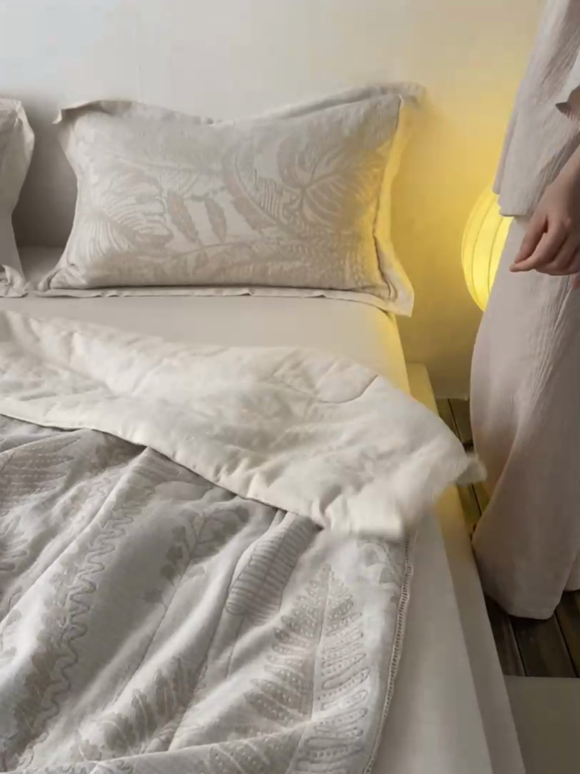 91家纺网 家纺一手货源 找家纺 2024新款亚麻大提花全新系列多功能夏被 铃兰颂-米白色花边款