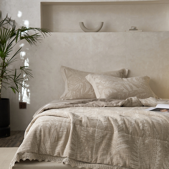 91家纺网 家纺一手货源 找家纺 2024新款亚麻大提花全新系列多功能夏被 铃兰颂-原麻色花边款