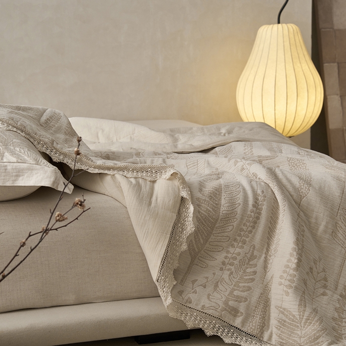 91家纺网 家纺一手货源 找家纺 2024新款亚麻大提花全新系列多功能夏被 铃兰颂-米白色花边款