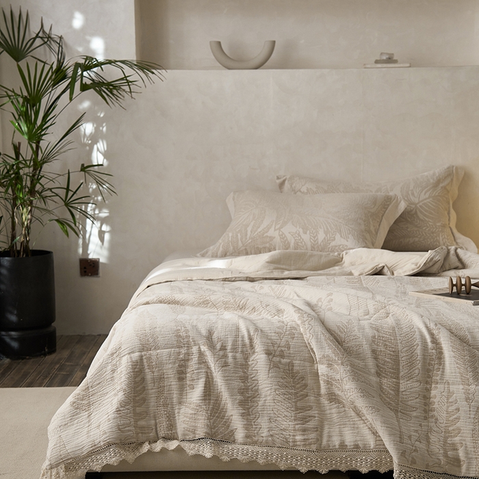 91家纺网 家纺一手货源 找家纺 2024新款亚麻大提花全新系列多功能夏被 铃兰颂-米白色花边款