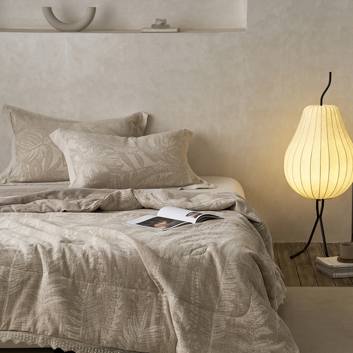 91家纺网 家纺一手货源 找家纺 2024新款亚麻大提花全新系列多功能夏被 铃兰颂-原麻色花边款