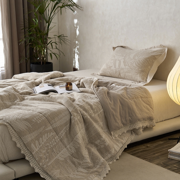 91家纺网 家纺一手货源 找家纺 2024新款亚麻大提花全新系列多功能夏被 铃兰颂-原麻色花边款