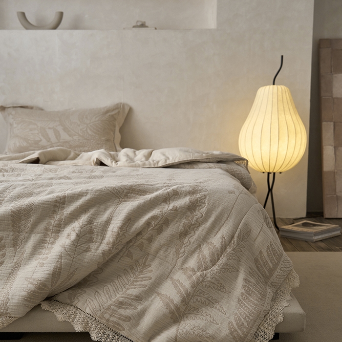 91家纺网 家纺一手货源 找家纺 2024新款亚麻大提花全新系列多功能夏被 铃兰颂-米白色花边款