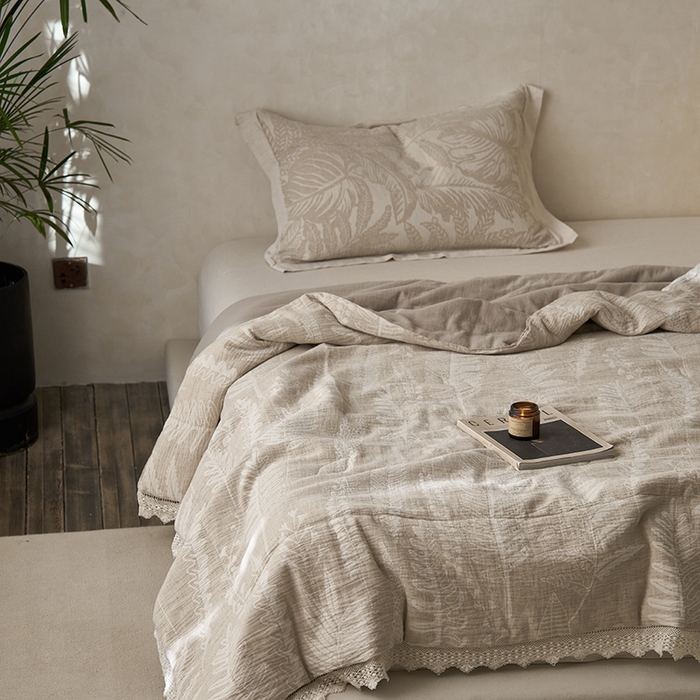 91家纺网 家纺一手货源 找家纺 2024新款亚麻大提花全新系列多功能夏被 铃兰颂-原麻色花边款