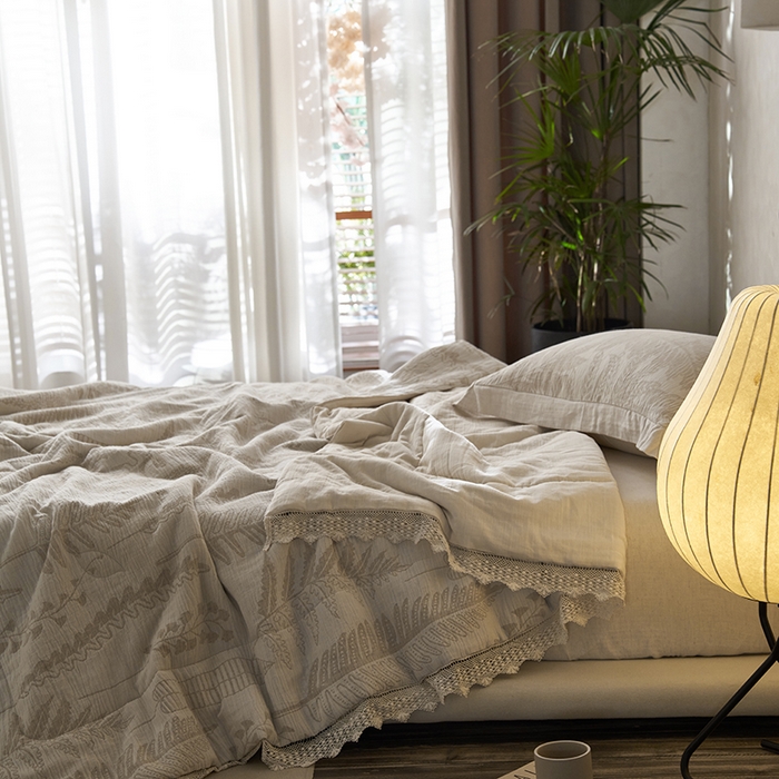 91家纺网 家纺一手货源 找家纺 2024新款亚麻大提花全新系列多功能夏被 铃兰颂-米白色花边款