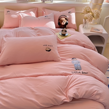 91家纺网 家纺一手货源 找家纺 （总）眠帛家居 2024新款水洗棉提花刺绣四件套熊先生-风格二