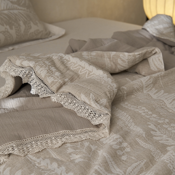 91家纺网 家纺一手货源 找家纺 2024新款亚麻大提花全新系列多功能夏被 铃兰颂-原麻色花边款