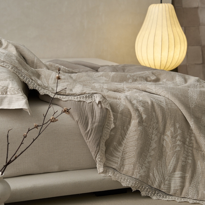 91家纺网 家纺一手货源 找家纺 2024新款亚麻大提花全新系列多功能夏被 铃兰颂-原麻色花边款