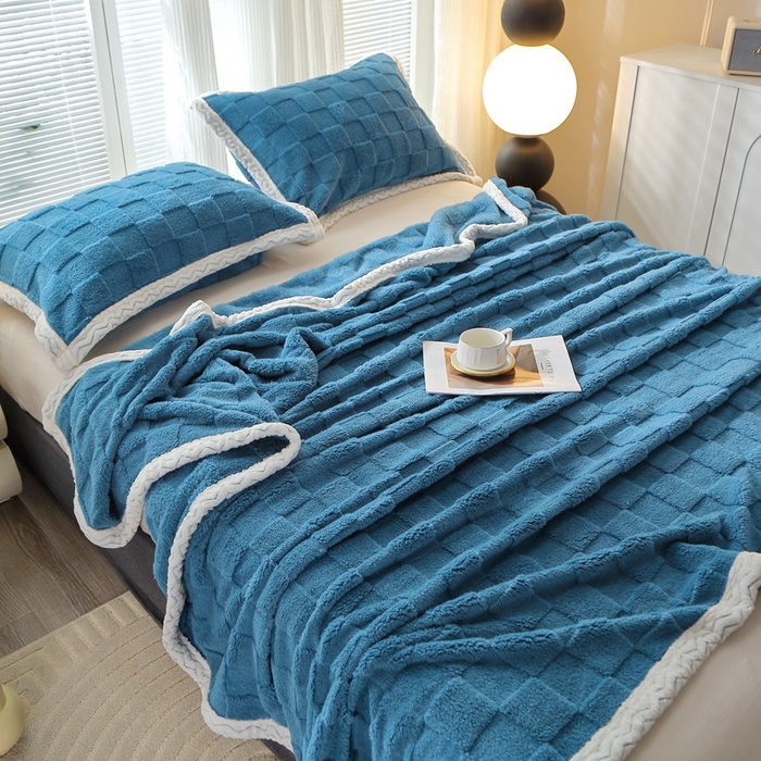 91家纺网 家纺一手货源 找家纺 芸锦豪 2024新款意大利面包格毛毯-包边款 面包格包边款-孔雀蓝