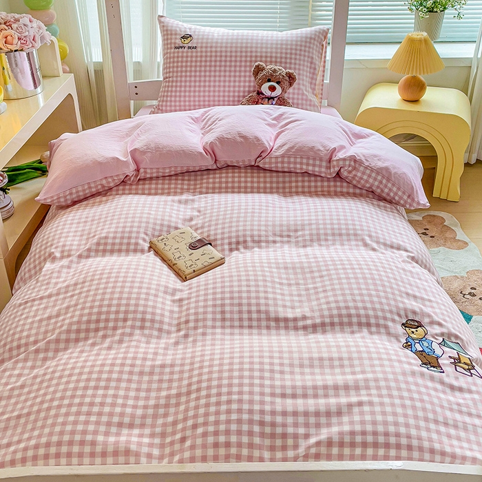 91家纺网 家纺一手货源 找家纺 2024新款磨毛水洗棉学生宿舍精美刺绣时尚格子四件套--小熊老师系列 小熊老师-粉