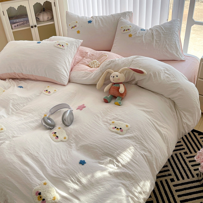 91家纺网 家纺一手货源 找家纺 韩巢家纺 2024新款四季通用超柔水洗棉毛巾绣四件套-幸运熊系列（提供精美卖家秀） 幸运熊奶白浅粉