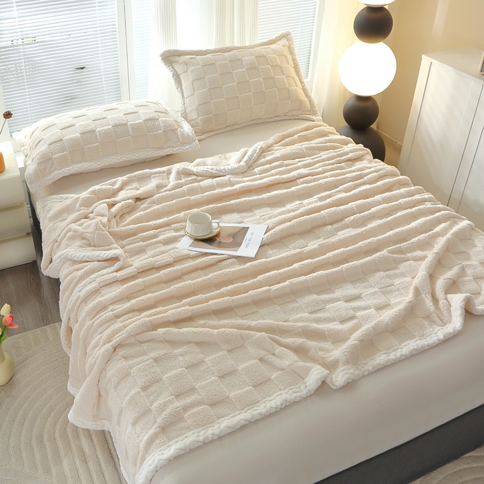 91家纺网 家纺一手货源 找家纺 芸锦豪 2024新款意大利面包格毛毯-包边款 面包格包边款-米杏色