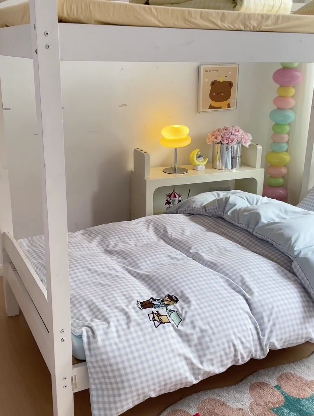 91家纺网 家纺一手货源 找家纺 2024新款磨毛水洗棉学生宿舍精美刺绣时尚格子四件套--小熊老师系列 小熊老师-天空蓝