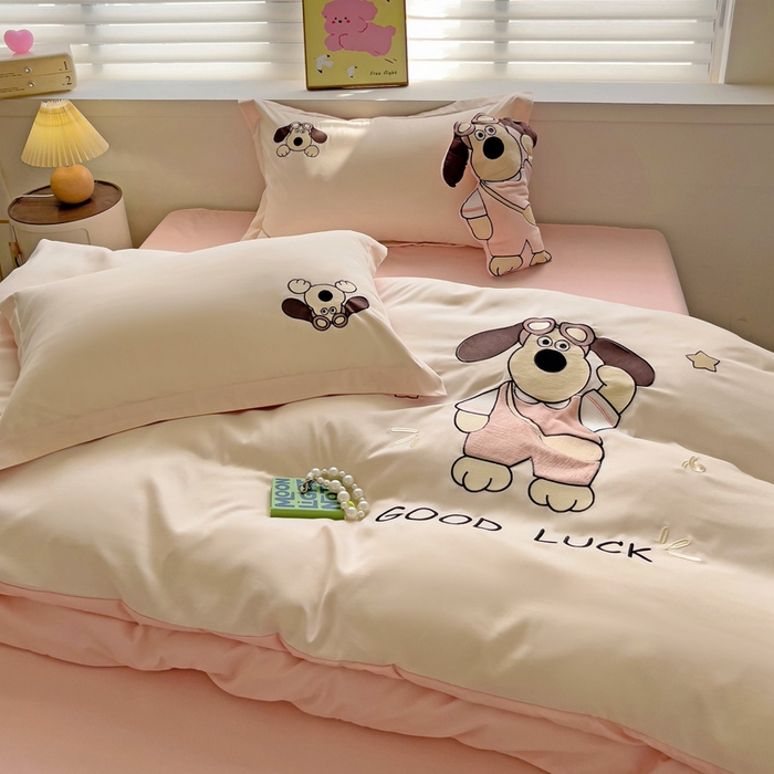 91家纺网 家纺一手货源 找家纺 2024新款磨毛水洗棉可爱萌趣四件套--萌犬小巴系列 萌犬小巴-奶昔白