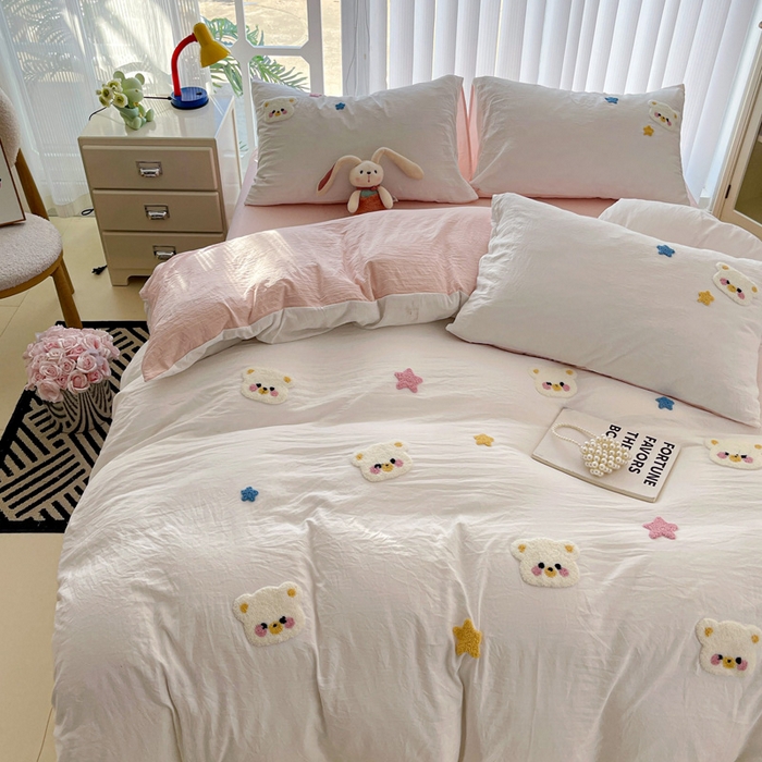 91家纺网 家纺一手货源 找家纺 韩巢家纺 2024新款四季通用超柔水洗棉毛巾绣四件套-幸运熊系列（提供精美卖家秀） 幸运熊奶白浅粉