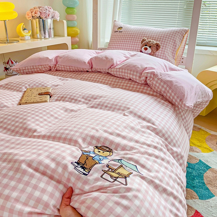 91家纺网 家纺一手货源 找家纺 2024新款磨毛水洗棉学生宿舍精美刺绣时尚格子四件套--小熊老师系列 小熊老师-粉