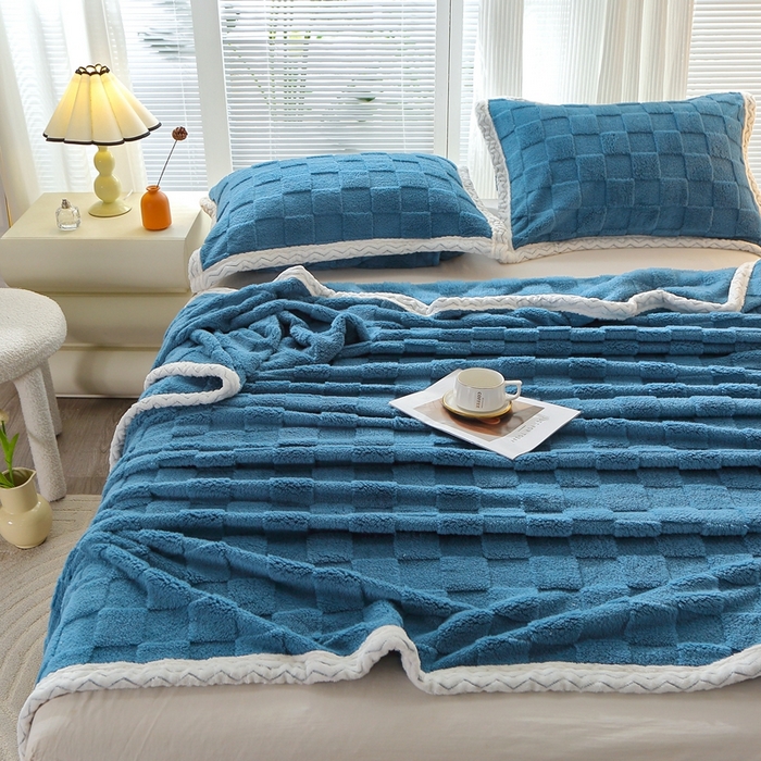 91家纺网 家纺一手货源 找家纺 芸锦豪 2024新款意大利面包格毛毯-包边款 面包格包边款-孔雀蓝