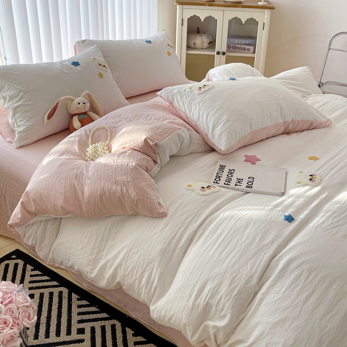 91家纺网 家纺一手货源 找家纺 韩巢家纺 2024新款四季通用超柔水洗棉毛巾绣四件套-幸运熊系列（提供精美卖家秀） 幸运熊奶白浅粉