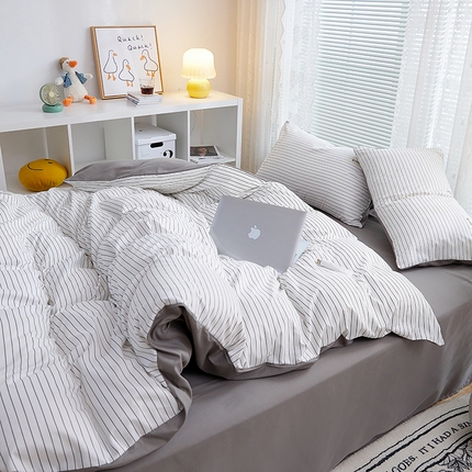 91家纺网 家纺一手货源 找家纺 卡斯诺家纺馆 2025新款四季可用亲肤条格贴标款四件套-风格二 黑白条