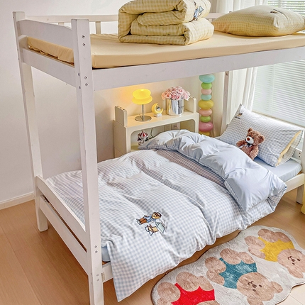 91家纺网 家纺一手货源 找家纺 2024新款磨毛水洗棉学生宿舍精美刺绣时尚格子四件套--小熊老师系列 小熊老师-天空蓝