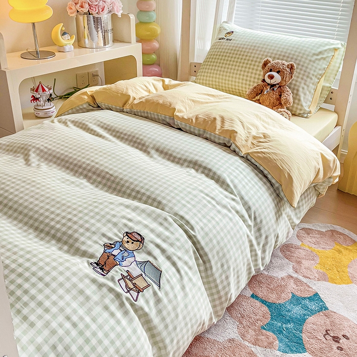 91家纺网 家纺一手货源 找家纺 2024新款磨毛水洗棉学生宿舍精美刺绣时尚格子四件套--小熊老师系列 小熊老师-浅绿