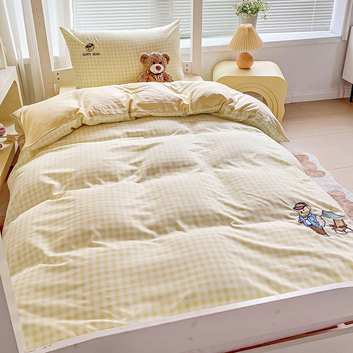 91家纺网 家纺一手货源 找家纺 2024新款磨毛水洗棉学生宿舍精美刺绣时尚格子四件套--小熊老师系列 小熊老师-黄