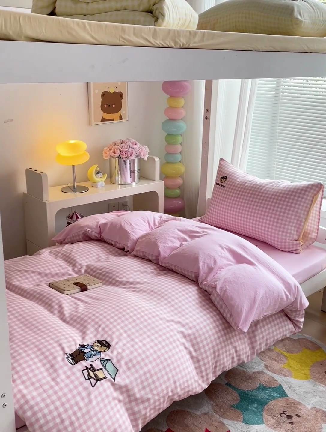 91家纺网 家纺一手货源 找家纺 2024新款磨毛水洗棉学生宿舍精美刺绣时尚格子四件套--小熊老师系列 小熊老师-粉