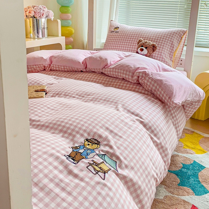 91家纺网 家纺一手货源 找家纺 2024新款磨毛水洗棉学生宿舍精美刺绣时尚格子四件套--小熊老师系列 小熊老师-粉
