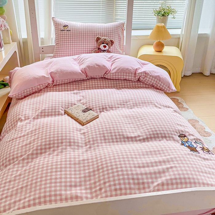 91家纺网 家纺一手货源 找家纺 2024新款磨毛水洗棉学生宿舍精美刺绣时尚格子四件套--小熊老师系列 小熊老师-粉