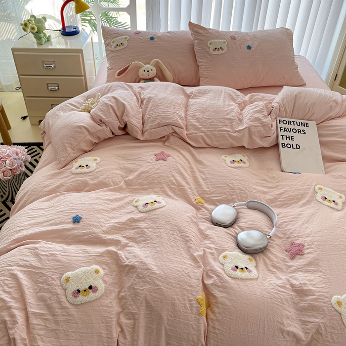 91家纺网 家纺一手货源 找家纺 韩巢家纺 2024新款四季通用超柔水洗棉毛巾绣四件套-幸运熊系列（提供精美卖家秀） 幸运熊浅粉