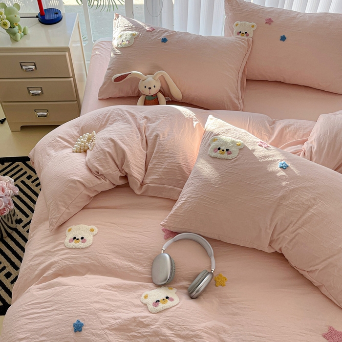 91家纺网 家纺一手货源 找家纺 韩巢家纺 2024新款四季通用超柔水洗棉毛巾绣四件套-幸运熊系列（提供精美卖家秀） 幸运熊浅粉