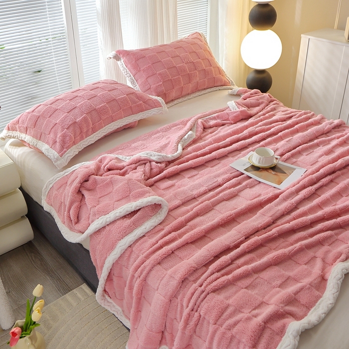 91家纺网 家纺一手货源 找家纺 芸锦豪 2024新款意大利面包格毛毯-包边款 面包格包边款-玫瑰粉