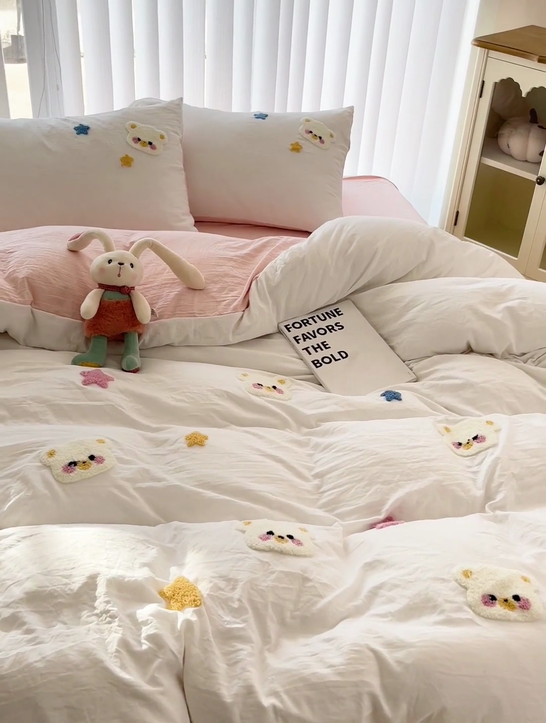 91家纺网 家纺一手货源 找家纺 韩巢家纺 2024新款四季通用超柔水洗棉毛巾绣四件套-幸运熊系列（提供精美卖家秀） 幸运熊奶白浅粉