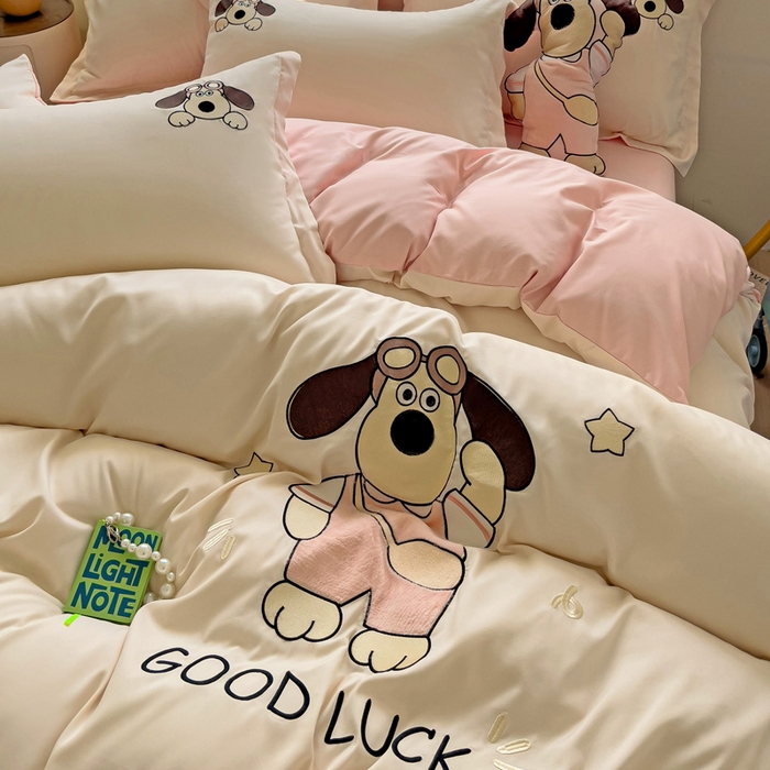 91家纺网 家纺一手货源 找家纺 2024新款磨毛水洗棉可爱萌趣四件套--萌犬小巴系列 萌犬小巴-奶昔白