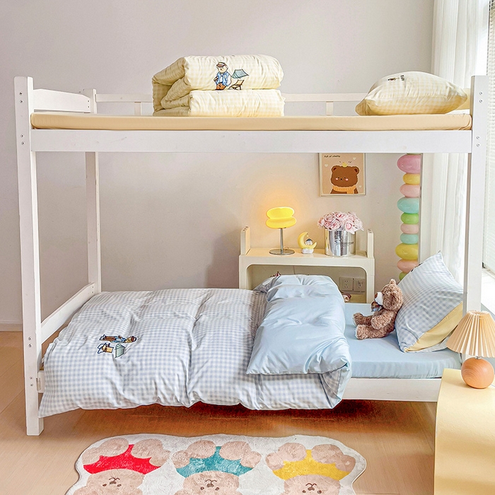 91家纺网 家纺一手货源 找家纺 2024新款磨毛水洗棉学生宿舍精美刺绣时尚格子四件套--小熊老师系列 小熊老师-天空蓝