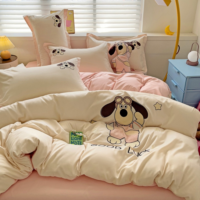 91家纺网 家纺一手货源 找家纺 2024新款磨毛水洗棉可爱萌趣四件套--萌犬小巴系列 萌犬小巴-奶昔白